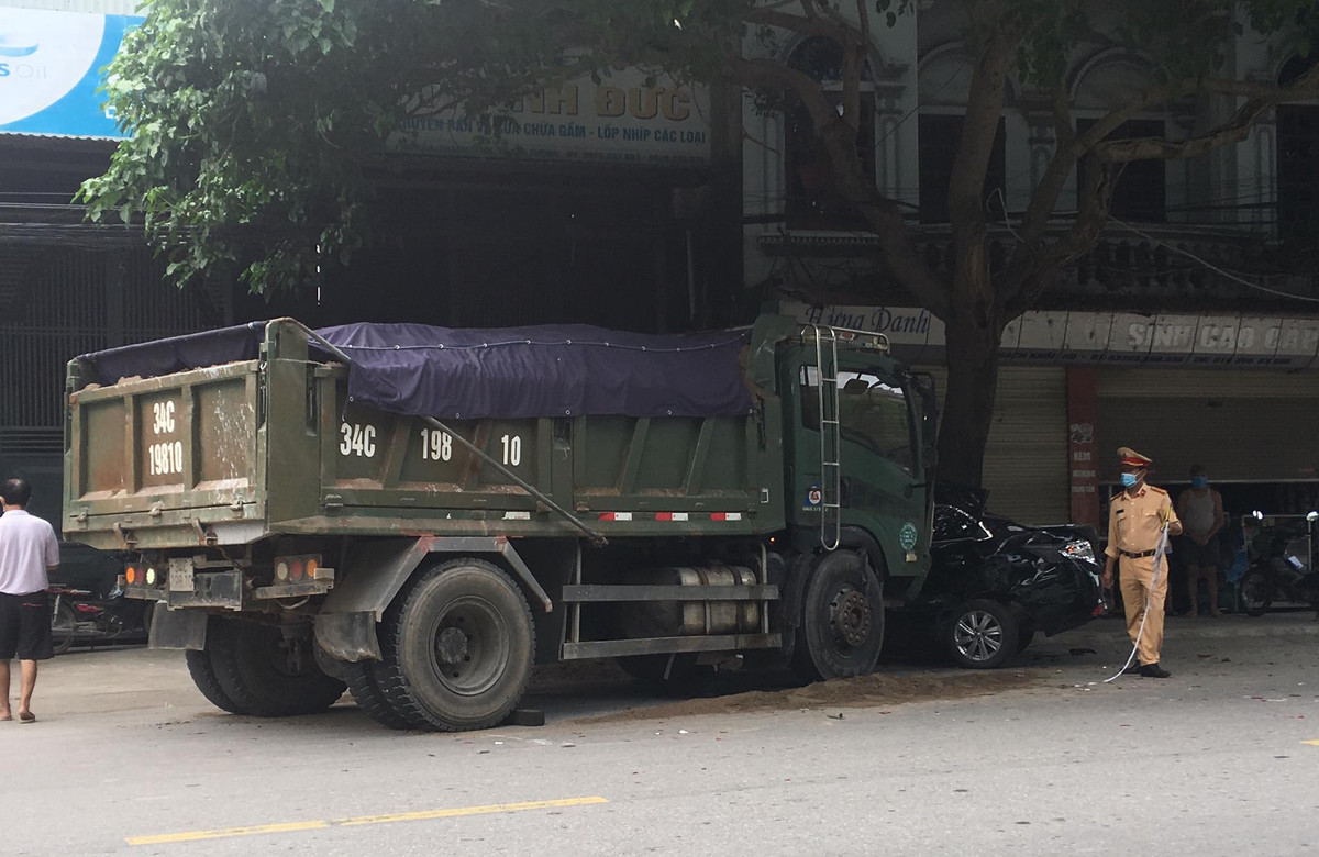 CSGT khám nghiệm hiện trường điều tra làm rõ nguyên nhân vụ tai nạn.