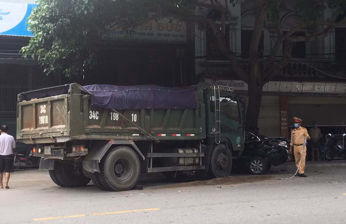 CSGT khám nghiệm hiện trường điều tra làm rõ nguyên nhân vụ tai nạn.