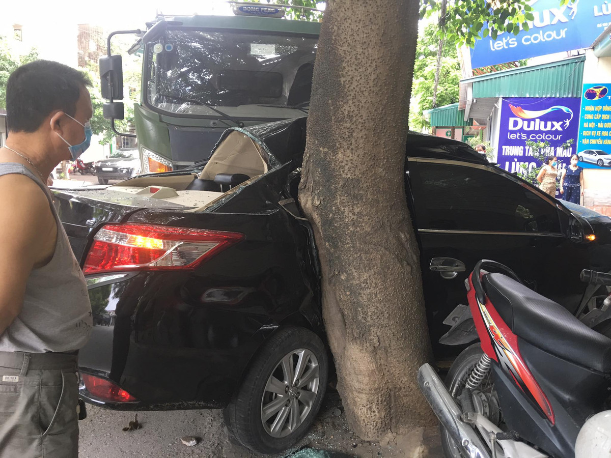 Cú va chạm mạnh khiến xe ô tô con bị đẩy văng vào gốc cây, bẹp rúm. Rất may lái xe con chỉ bị thương nhẹ. Xe tải cũng bị hư hỏng.