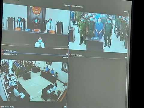 Xet xu vo chong Duong “Nhue” danh phu xe: Hang tram canh sat bao ve phien toa-Hinh-4