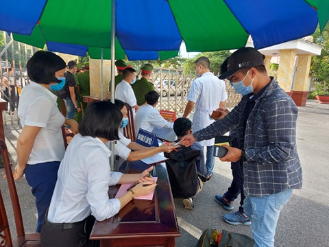 Xet xu vo chong Duong “Nhue” danh phu xe: Hang tram canh sat bao ve phien toa-Hinh-2