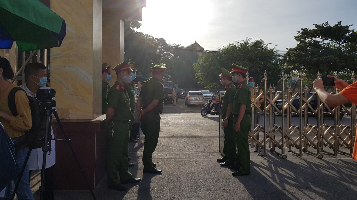 Xet xu vo chong Duong “Nhue” danh phu xe: Hang tram canh sat bao ve phien toa-Hinh-3