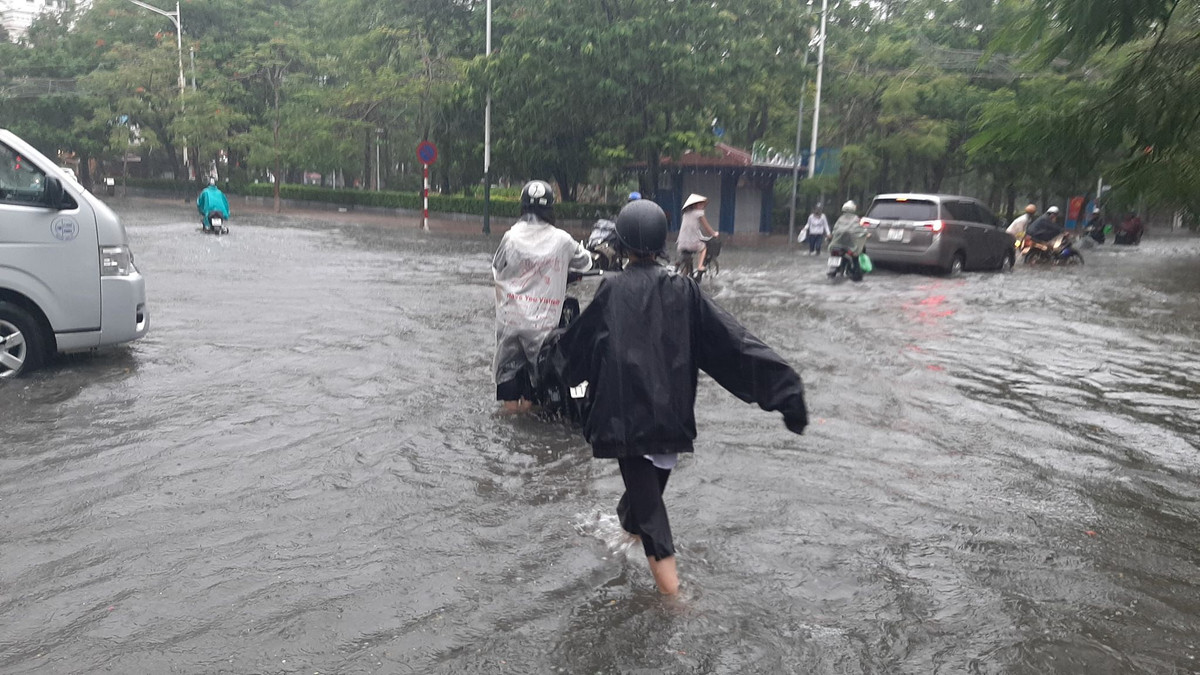 Nhiều người đi xe máy phải dắt bộ do xe chết máy.