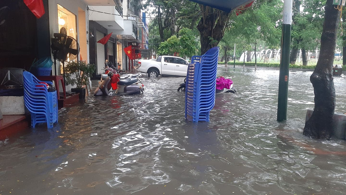 Vỉa hè ngập sâu trong nước.
