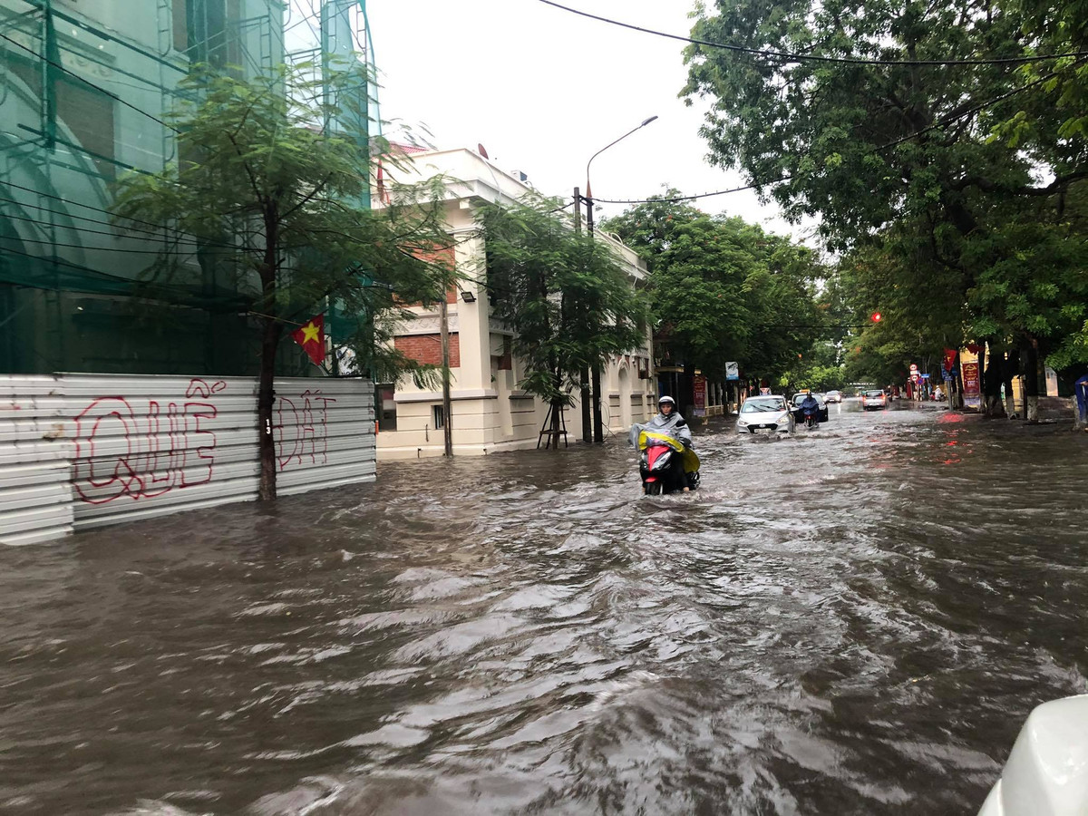 Tham gia giao thông trên đường ngập nước là nỗi ám ảnh của không ít người dân.