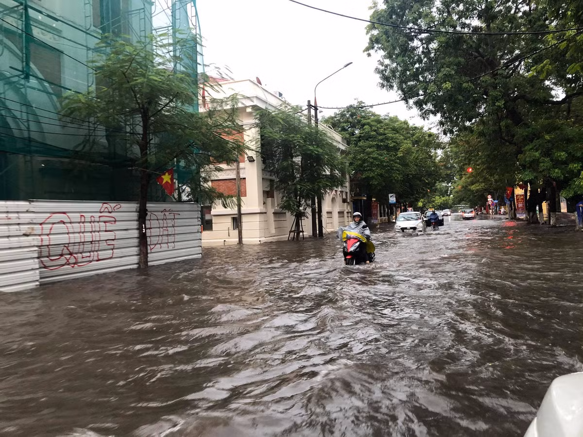 Tham gia giao thông trên đường ngập nước là nỗi ám ảnh của không ít người dân.