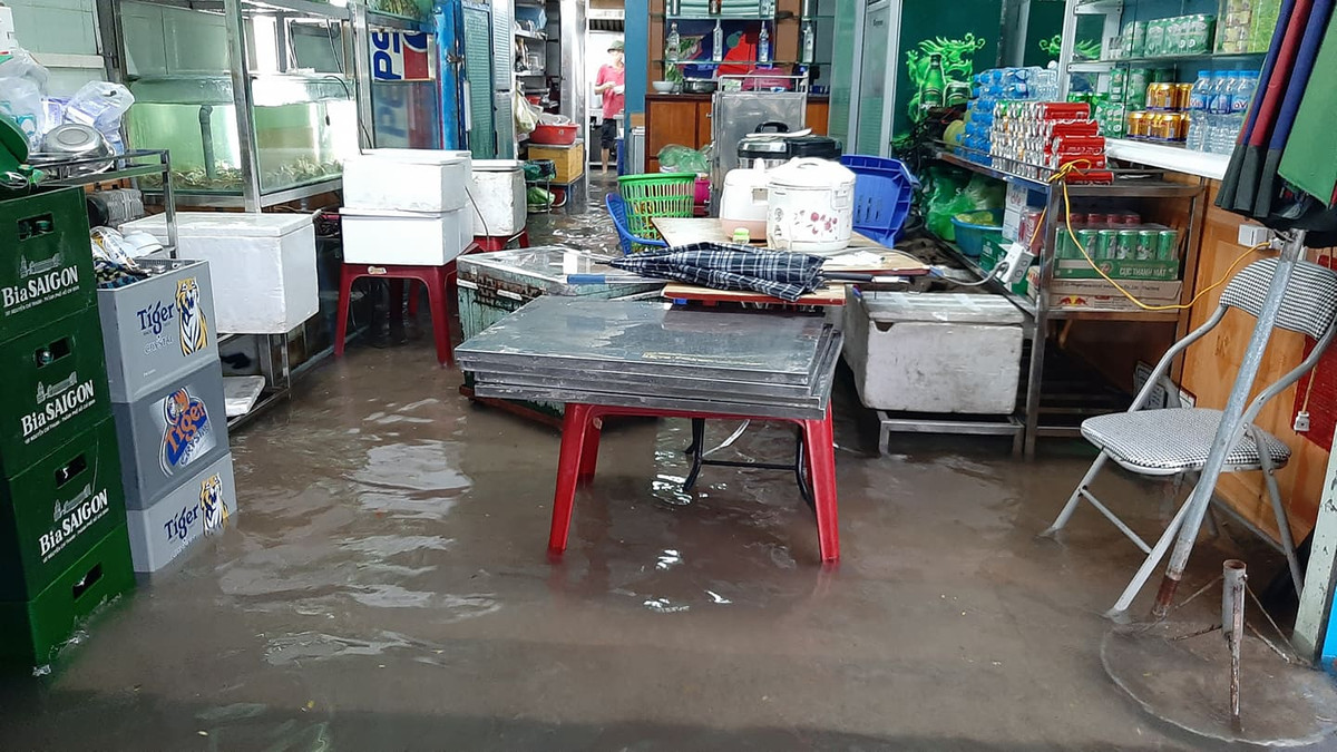 Hàng quán không thể kinh doanh do ngập nước.