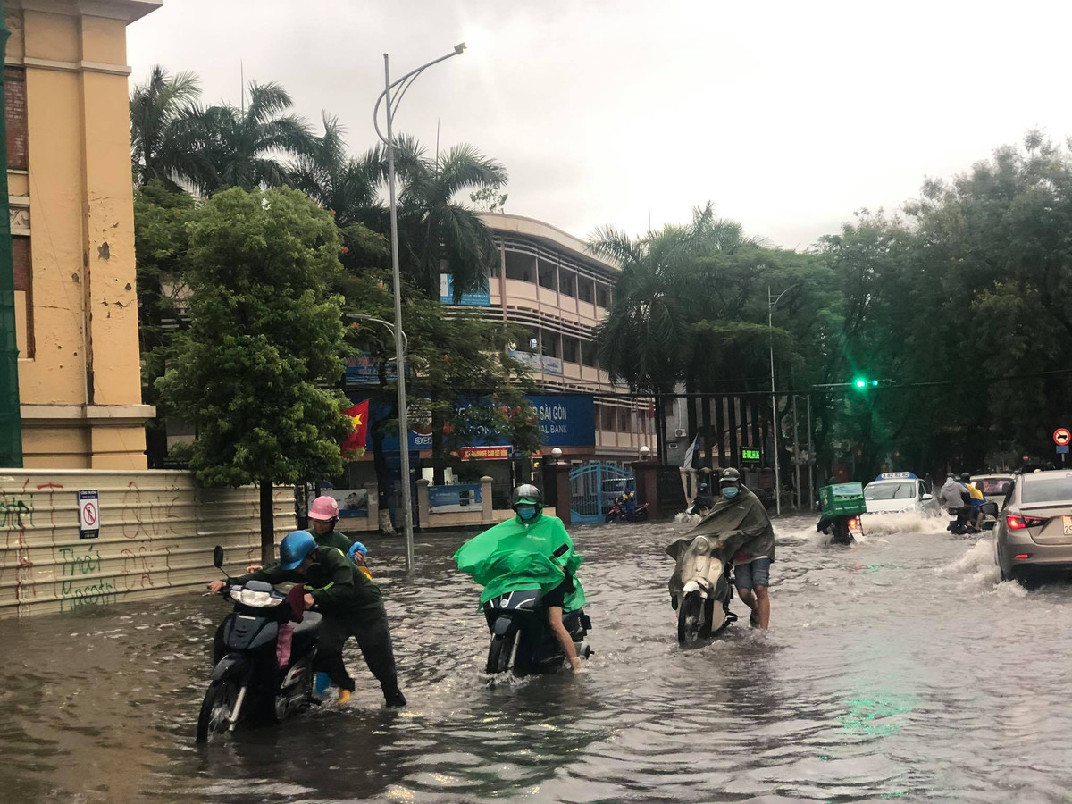 Nước ngập trên nhiều tuyến phố, giao thông hỗn loạn.