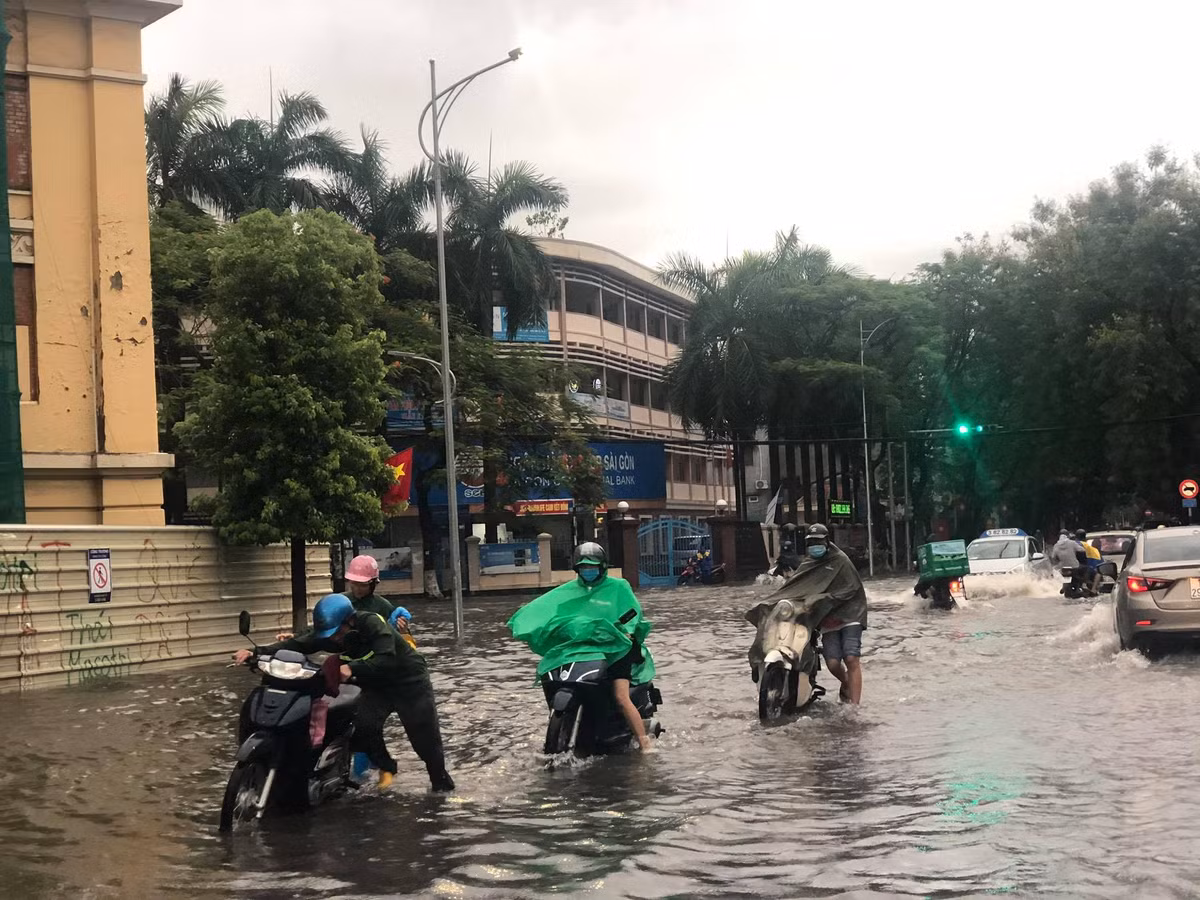 Nước ngập trên nhiều tuyến phố, giao thông hỗn loạn.
