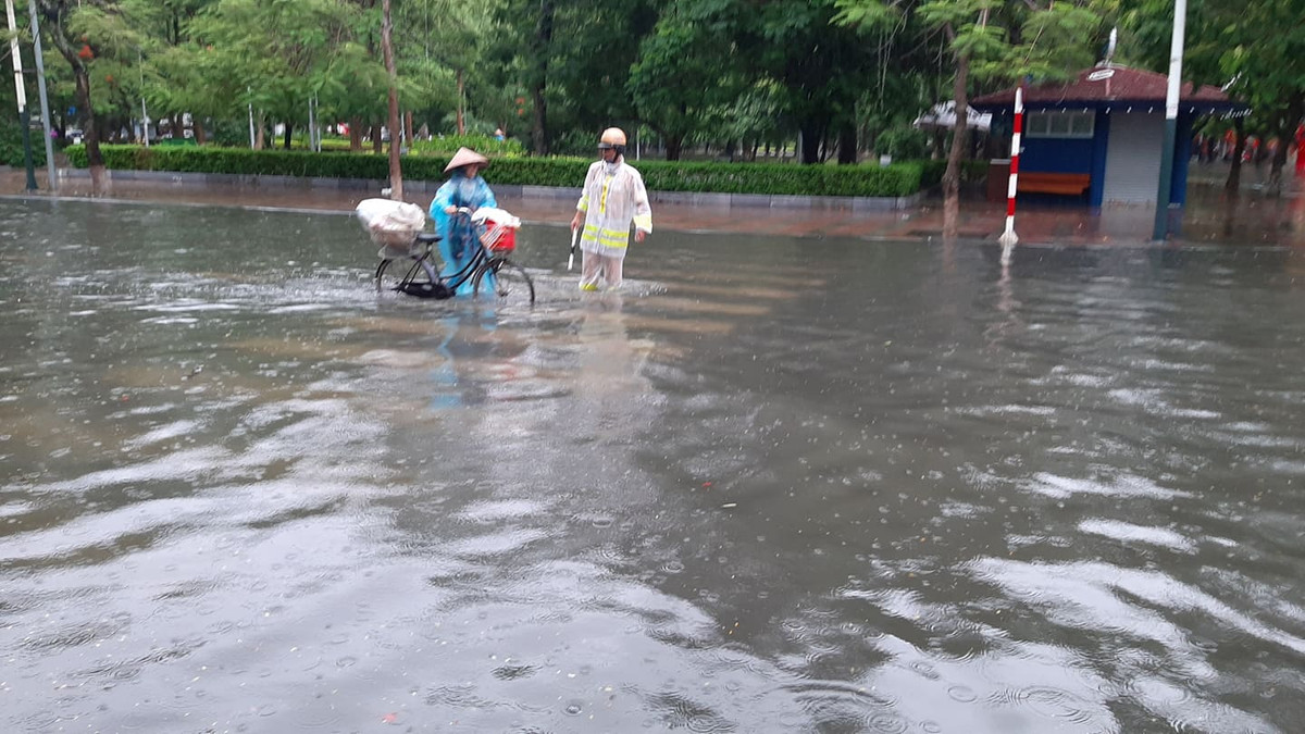 Đồng thời hướng dẫn người dân khu vực nước ngập sâu.