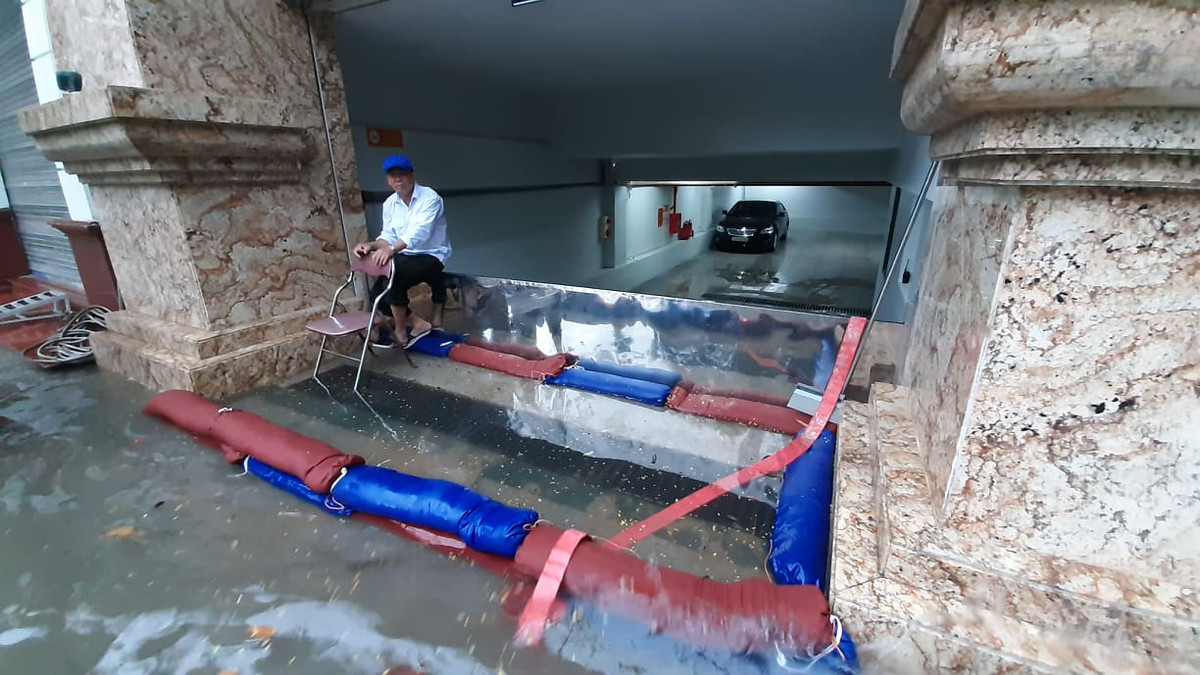 Nhiều biện pháp che chắn nước nhưng vẫn ngập.