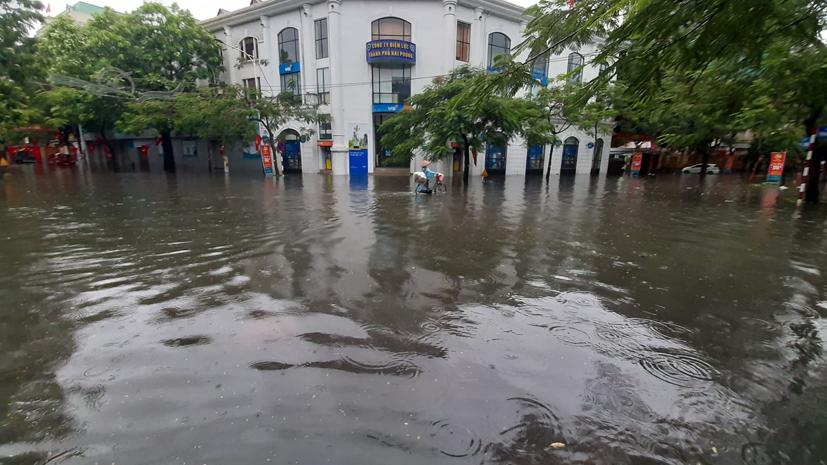 Đường phố chìm trong biển nước.