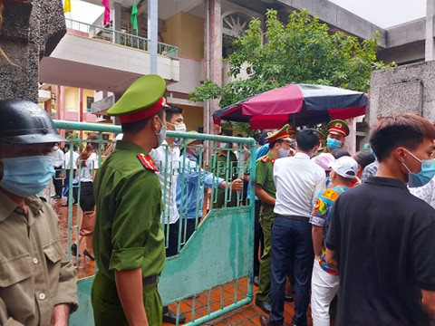 Cáo trạng cho thấy, vào khoảng 8h ngày 18/11/2014, tại phòng tiếp dân của trụ sở Công an phường Trần Lãm, Nguyễn Xuân Đường và bà Đinh Thị Lý (SN 1964, phường Trần Lãm, mẹ của anh Duy) xảy ra cãi nhau, Đường đã dùng tay phải quàng qua cổ bà Lý. Phát hiện sự việc trên, anh Mai Thế Duy vào can ngăn thì bị Đường Nhuệ dùng tay trái đánh vào vùng mặt bên phải của anh Duy, làm anh này bị gãy xương hàm dưới bên phải, tỷ lệ tổn thương cơ thể do thương tích gây ra là 15%.