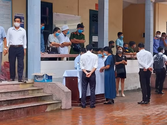 Theo lời khai của anh Mai Thế Duy, thời điểm ngày 18/11/2014, khi anh cùng mẹ, bà Giang và 1 người nam giới đến trụ sở Công an phường Trần Lãm để giải quyết việc giữa bà Lý và bà Giang. Thời điểm đó, Công an phường đang họp, mọi người vào phòng tiếp dân ở tầng 1 ngồi. Khoảng 10 phút sau, Đường Nhuệ đến và đi vào phòng tiếp dân, Đường đã chửi bà Lý và anh Duy. Sau đó Đường Nhuệ dùng tay trái đánh một nhát mặt bên phải của anh Duy làm anh gục đầu xuống.