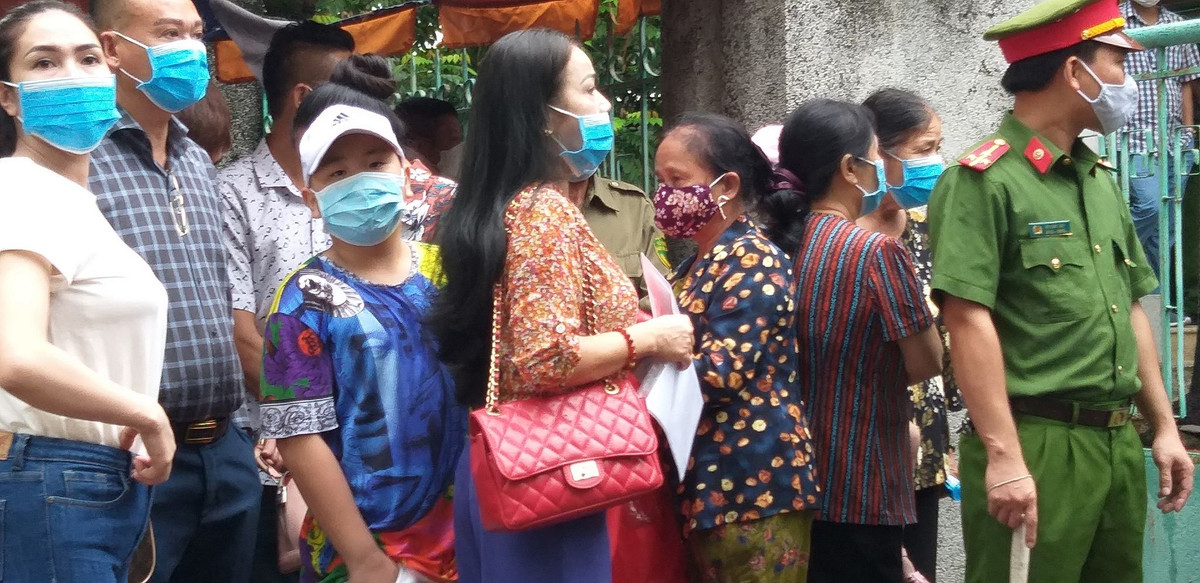 Nhân chứng này là bà Nguyễn Thị Thanh Giang (40 tuổi, trú tại TP Vinh, tỉnh Nghệ An). Trong các năm 2014, 2015, bà Giang có khai khoảng 7h10 ngày 18/11/2014, bà Giang và bà Lý có đến trụ sở Công an phường Trần Lãm để giải quyết vấn đề xin việc cho cháu bà Giang. Khi đó, bà Giang khai tại phòng tiếp công dân Công an phường Trần Lãm không có ai đánh anh Mai Thế Duy. Tuy nhiên, biên bản ghi lời khai và tự khai các ngày 14, 27/4/2020 và ngày 15, 26/5/2020, bà Giang đã khai lại. Theo đó, bà Giang thừa nhận, trước đây khai không đúng sự thật, do ở nơi khác đến chỉ có một mình, bà sợ nên không dám khai thật.