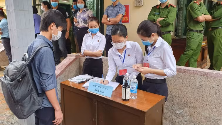 Theo lời khai mới đây của bà Giang, khoảng 7h10 phút ngày 18/11/2014, bà cùng Nguyễn Xuân B., bà Lý và anh Duy đến trụ sở Công an phường Trần Lãm để giải quyết việc bà nhờ bà Lý xin việc cho cháu mình. Khi đến nơi, do Công an phường đang họp ở tầng 2, mọi người vào phòng tiếp dân ở tầng 1 ngồi. Khoảng 10 phút sau, Đường Nhuệ đến, đi vào phòng tiếp dân, sau đó giữa Đường và bà Lý xảy ra việc cãi nhau. Đường dùng tay phải quàng cổ bà Lý, anh Duy đứng dậy can ngăn thì bị Đường dùng tay trái đánh một nhát vào vùng mặt bên phải. Thấy vậy bà Giang can ngăn và Đường Nhuệ đi về.