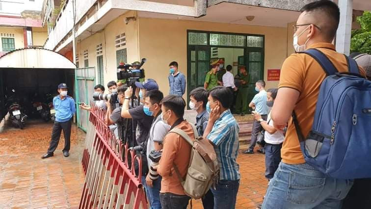 Các phóng viên tham dự phiên tòa rất đông.