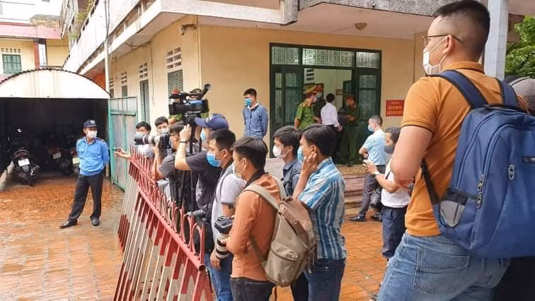 Các phóng viên tham dự phiên tòa rất đông.