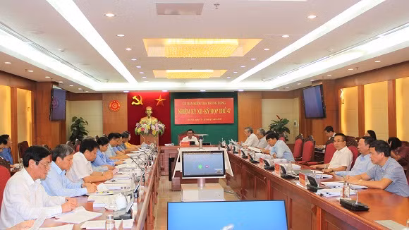 Bao nhieu tuong, ta quan doi bi ky luat do vi pham quan ly dat dai?