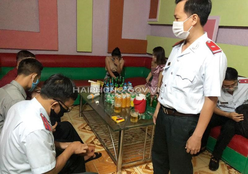 Hai Phong: Karaoke Dieu Linh “diec khong so sung” van len lut don khach-Hinh-2