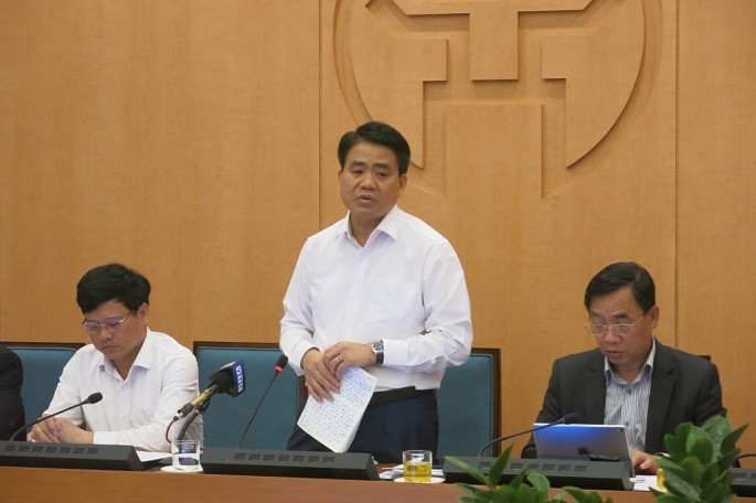 Sáng 13/4, tại phiên họp trực tuyến với các quận, huyện, Chủ tịch UBND TP Nguyễn Đức Chung, Trưởng Ban Chỉ đạo phòng chống dịch COVID -19 Hà Nội đề cập đến việc phong tỏa thôn Hạ Lôi và nói rằng: "Khi phong tỏa, TP yêu cầu nhà nào ở nhà đó. Trong nhà cũng phải tổ chức cách ly; khi ăn cũng cố gắng phân ra thời gian để người ăn trước người ăn sau. Không nên giao tiếp với nhau nhiều". Đồng thời nhấn mạnh phải coi Hạ Lôi như Bệnh viện Bạch Mai thu hẹp. Bất kỳ ai có yếu tố liên quan đến Hạ Lôi đều có nguy cơ lây nhiễm. 