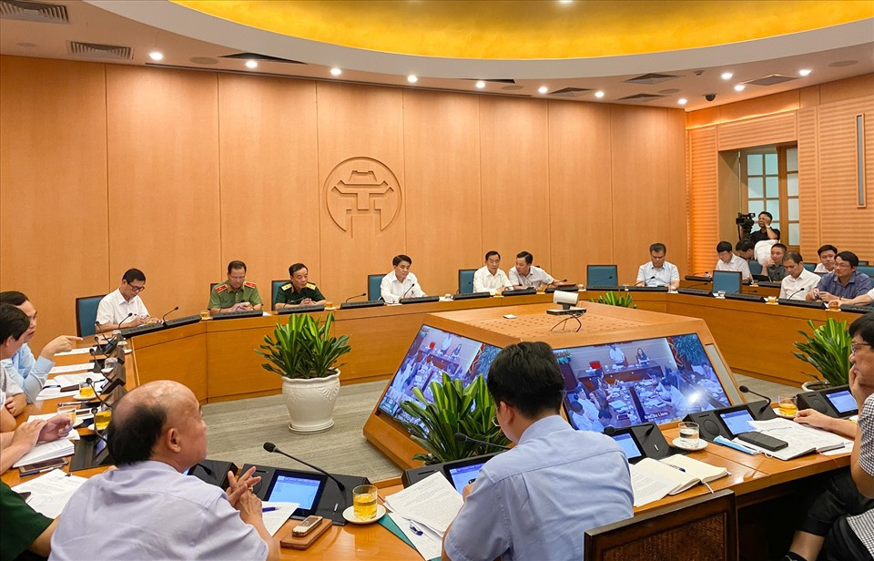 Mới đây, ngày 9/8, ch ủ trì cu ộ c h ọ p Ban Ch ỉ đạ o theo hình th ứ c tr ự c tuy ế n v ớ i các qu ậ n, huy ệ n, th ị xã, ông Nguy ễn Đức Chung đánh giá: "Dịch ngày càng phức tạp, điều này đòi hỏi chúng ta cần phải nỗ lực và quyết tâm cao hơn, tiến hành nhiều biện pháp đồng bộ hơn, cần phải chạy đua với thời gian trong việc khoanh vùng, dập dịch". Đồng thời nhấn mạnh, lúc này công tác lấy mẫu xét nghiệm RT-PCR rất quan trọng để có thể kịp thời phát hiện ca bệnh, ngăn chặn nguồn lây. Ông Chung cũng yêu cầu cần đẩy nhanh tiến độ rà soát, khoanh vùng trên tinh thần bình tĩnh nhưng không chủ quan, lo lắng. Ca bệnh ở đâu thì nhanh chóng truy vết, dập dịch tại đó. 