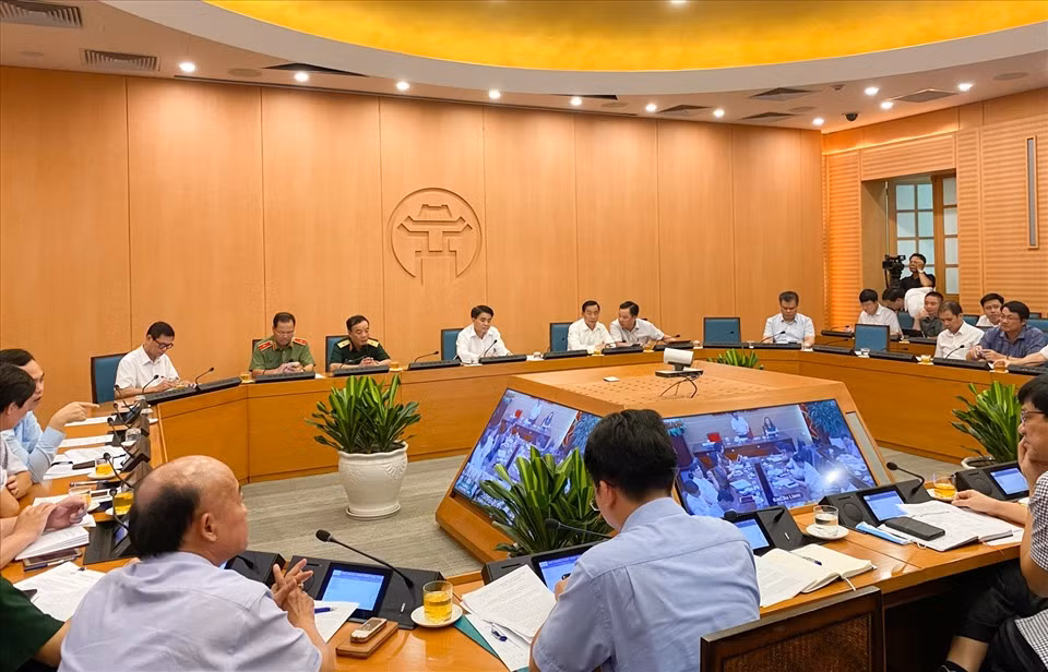 Mới đây, ngày 9/8, ch ủ trì cu ộ c h ọ p Ban Ch ỉ đạ o theo hình th ứ c tr ự c tuy ế n v ớ i các qu ậ n, huy ệ n, th ị xã, ông Nguy ễn Đức Chung đánh giá: "Dịch ngày càng phức tạp, điều này đòi hỏi chúng ta cần phải nỗ lực và quyết tâm cao hơn, tiến hành nhiều biện pháp đồng bộ hơn, cần phải chạy đua với thời gian trong việc khoanh vùng, dập dịch". Đồng thời nhấn mạnh, lúc này công tác lấy mẫu xét nghiệm RT-PCR rất quan trọng để có thể kịp thời phát hiện ca bệnh, ngăn chặn nguồn lây. Ông Chung cũng yêu cầu cần đẩy nhanh tiến độ rà soát, khoanh vùng trên tinh thần bình tĩnh nhưng không chủ quan, lo lắng. Ca bệnh ở đâu thì nhanh chóng truy vết, dập dịch tại đó. 