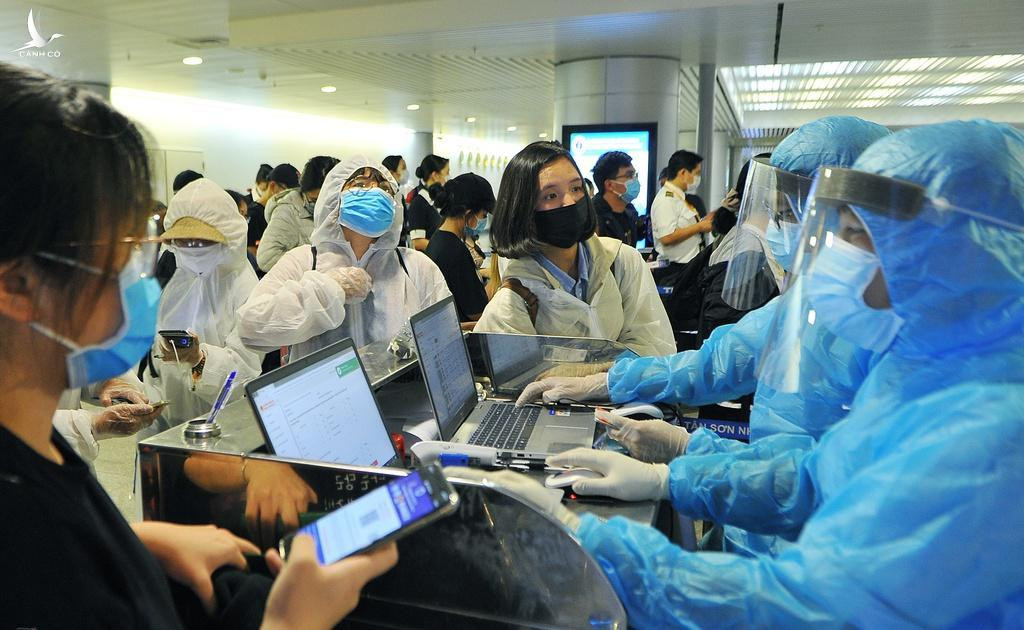 Tại cuộc họp Ban Chỉ đạo phòng chống dịch bệnh COVID-19 của TP. Hà Nội tối 25/3, ông Chung chỉ ra 4 nguồn lây nhiễm chính của Hà Nội như nguồn lây nhiễm chéo từ ổ dịch Bệnh viện Bạch Mai; nguồn lây nhiễm từ khách du lịch và người Việt Nam trở về nước; nguồn lây nhiễm từ những bệnh nhân đi trong nước nhưng chưa bùng phát; và nguồn lây từ nguồn y tá, bác sĩ tham gia vào quy trình khám, chữa bệnh và tổ chức cách ly mà hiện nay chưa được phát hiện. Đồng thời nêu rõ, việc tụ tập đông người dẫn đến lây lan, rồi tỏa ra các đường lây nhiễm là rất nguy hiểm. 