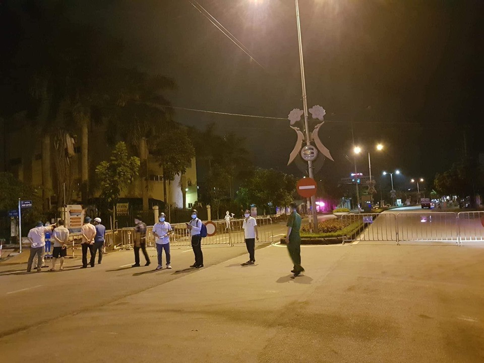 Trước đó, khi phát hiện ca nhiễm thứ 4 liên quan “ổ dịch” tại quán Thế giới bò tươi ở TP Hải Dương, tối ngày 13/8, UBND tỉnh Hải Dương ra CV số 2332/ QĐ-UBND chỉ đạo Thành phố Hải Dương thực hiện cách ly xã hội từ 0 giờ ngày 14/8 đến ngày 28/8.