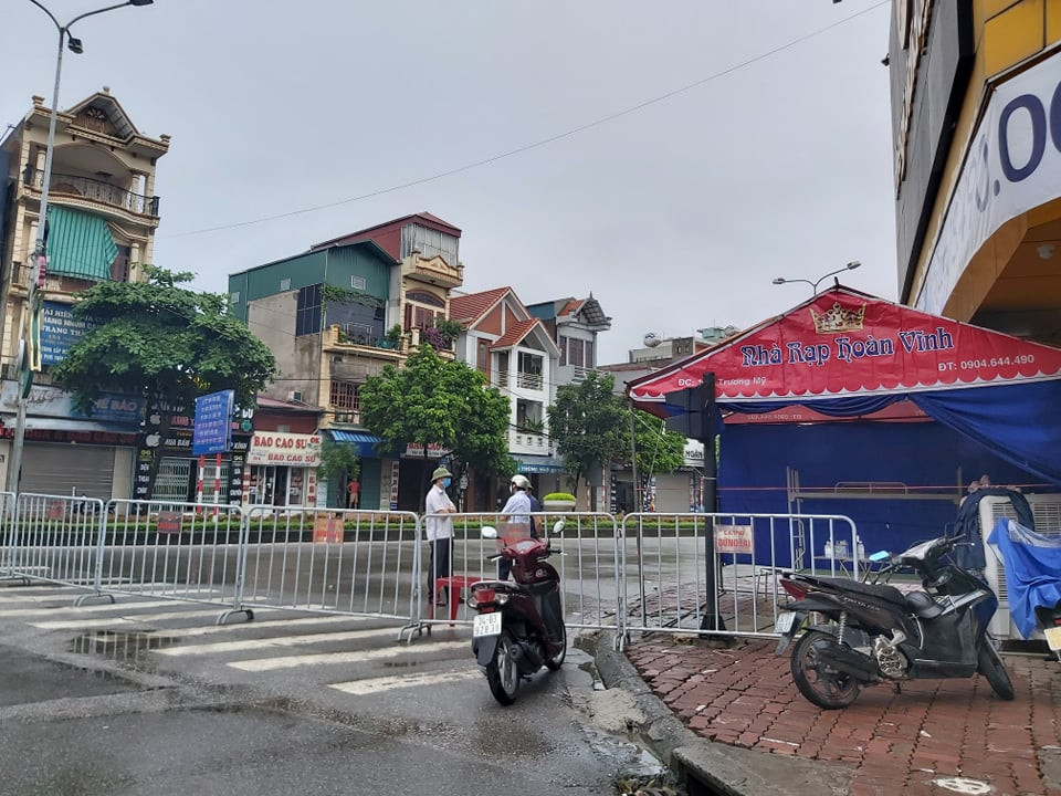 Đồng thời, đóng cửa hoàn toàn các cửa hàng ăn, uống kể cả dịch vụ giao hàng tận nhà; các dịch vụ làm đẹp, cắt tóc, gội đầu và các dịch vụ khác có nguy cơ lây nhiễm cao. Đối với các xe vận tải hàng hóa, xe khách tuyến tỉnh không được chạy qua địa bàn thành phố; các dịch vụ taxi chỉ được chở 1 hành khách. Dừng các hoạt động hội họp tập trung đông người, các hoạt động tôn giáo.