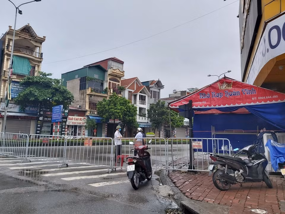 Đồng thời, đóng cửa hoàn toàn các cửa hàng ăn, uống kể cả dịch vụ giao hàng tận nhà; các dịch vụ làm đẹp, cắt tóc, gội đầu và các dịch vụ khác có nguy cơ lây nhiễm cao. Đối với các xe vận tải hàng hóa, xe khách tuyến tỉnh không được chạy qua địa bàn thành phố; các dịch vụ taxi chỉ được chở 1 hành khách. Dừng các hoạt động hội họp tập trung đông người, các hoạt động tôn giáo.