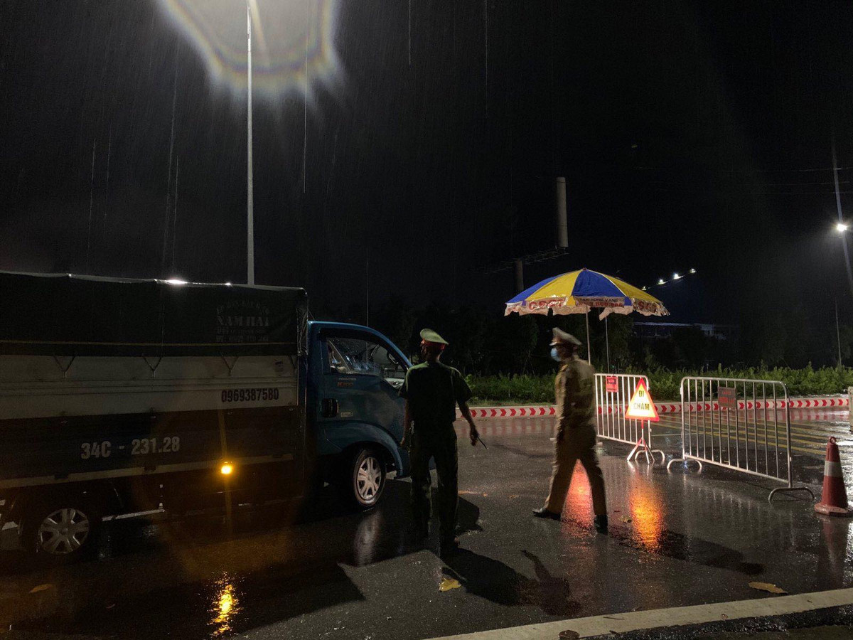 Thi thoảng mới có xe vận chuyển hàng hóa đi qua.