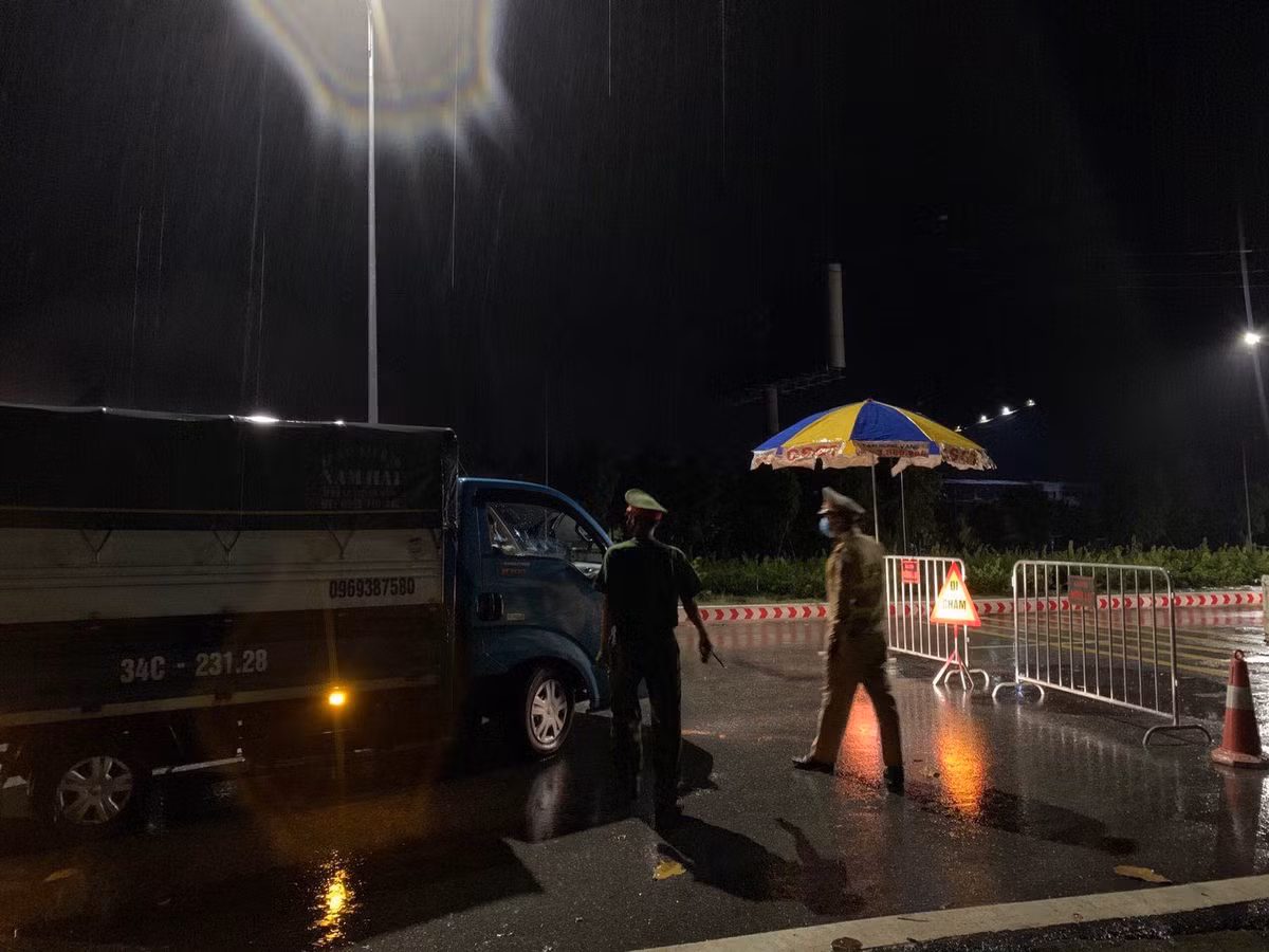 Thi thoảng mới có xe vận chuyển hàng hóa đi qua.