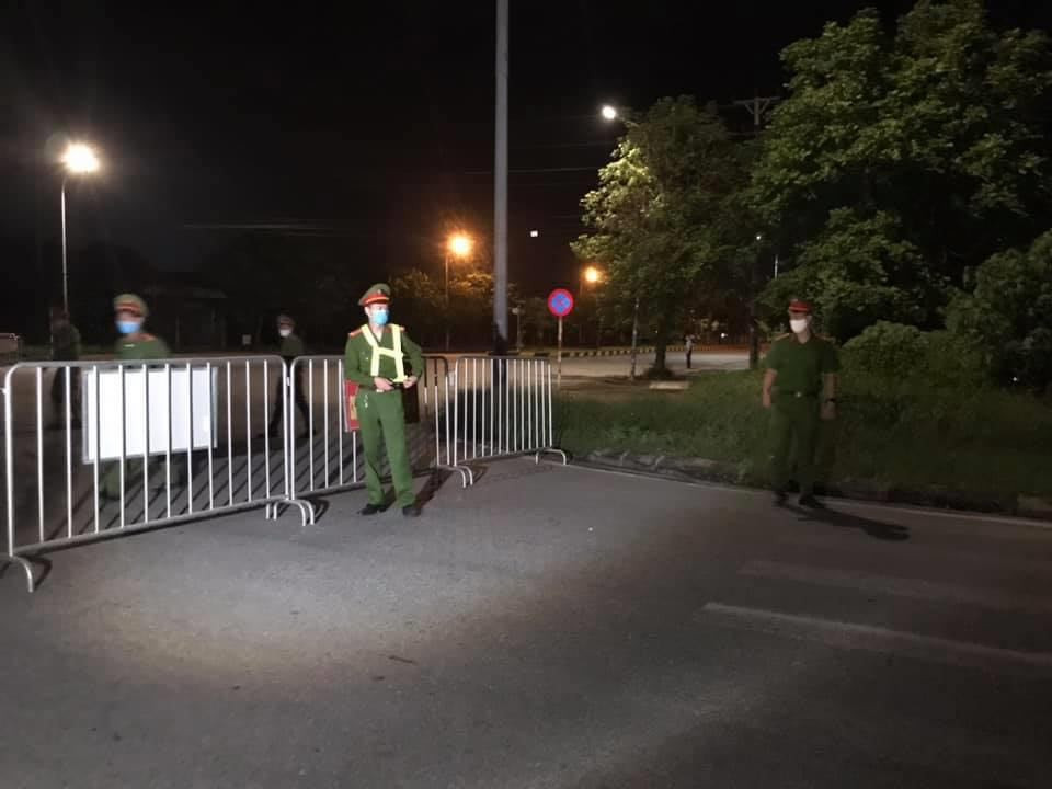 Lực lượng công an trực chốt kiểm soát.