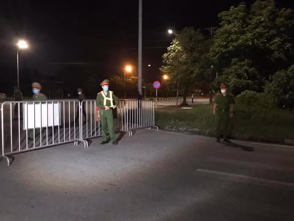 Lực lượng công an trực chốt kiểm soát.