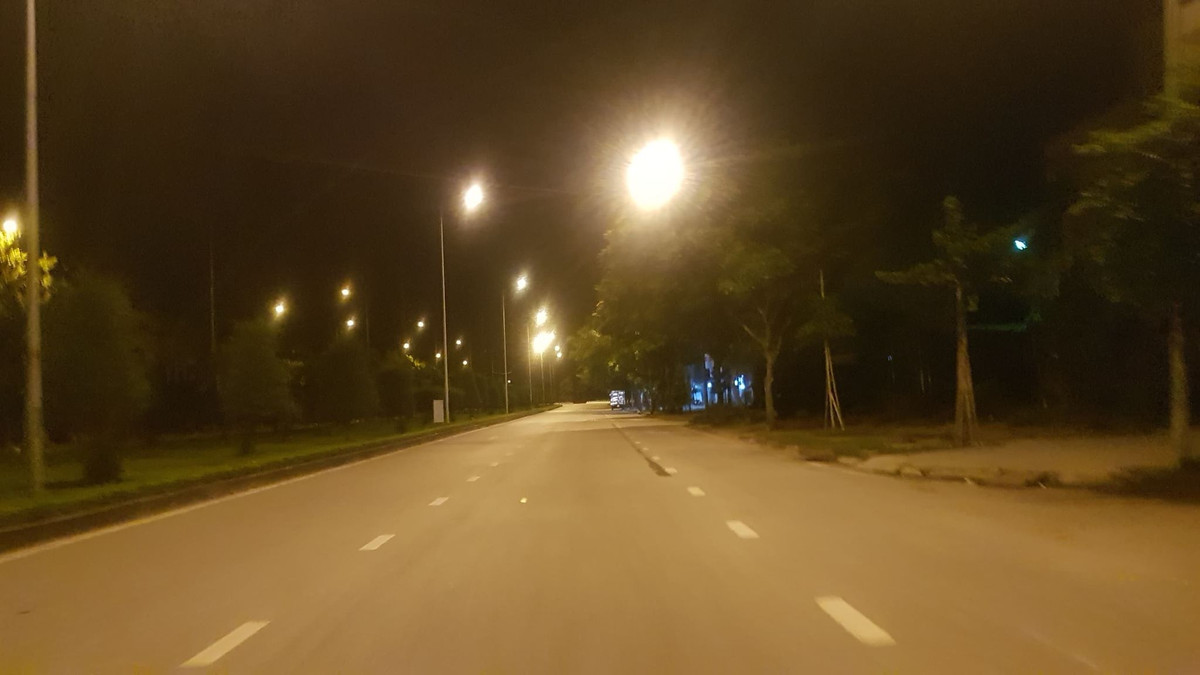 Đường phố không một bóng người.