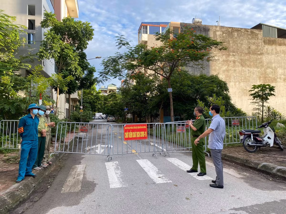 Theo đó, nhà cách ly với nhà, khu phố cách ly với khu phố; phường, xã cách ly với phường, xã; đóng cửa một số cửa ngõ ra, vào thành phố; yêu cầu tất cả người dân không được ra khỏi thành phố, trừ các trường hợp thật sự cần thiết và được sự cho phép của cơ quan có thẩm quyền; chỉ cho phép các phương tiện ra vào trong các trường hợp vận chuyển hàng hóa thiết yếu nhưng phải thực hiện khai báo y tế, lịch trình di chuyển, đo thân nhiệt và phun khử khuẩn theo quy định.