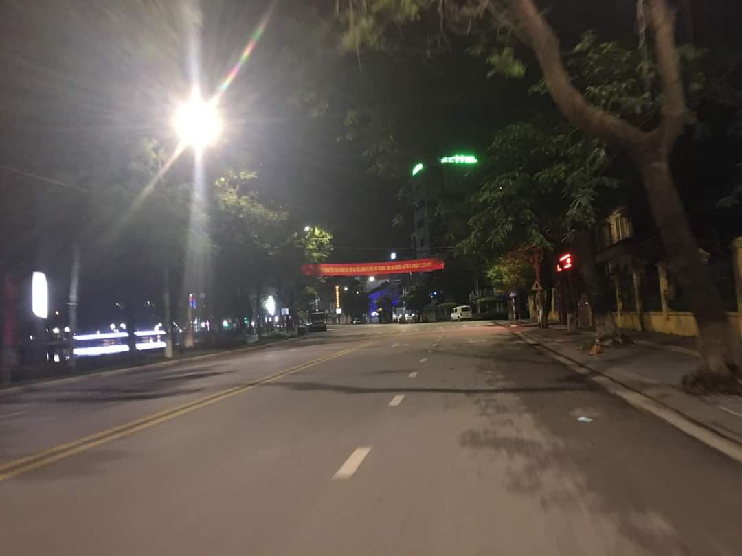 Người dân hạn chế ra khỏi nhà dù chưa đến ngày thực hiện quyết định thiết lập vùng cách ly y tế toàn thành phố ở mức độ cao hơn với các biện pháp quyết liệt của UBND TP.