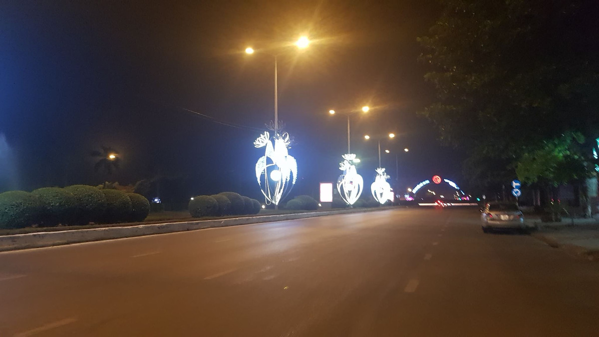 Cả thành phố vắng lặng như tờ do người dân hạn chế ra ngoài đường khi không cần thiết theo quy định cách ly xã hội toàn thành phố của tỉnh.