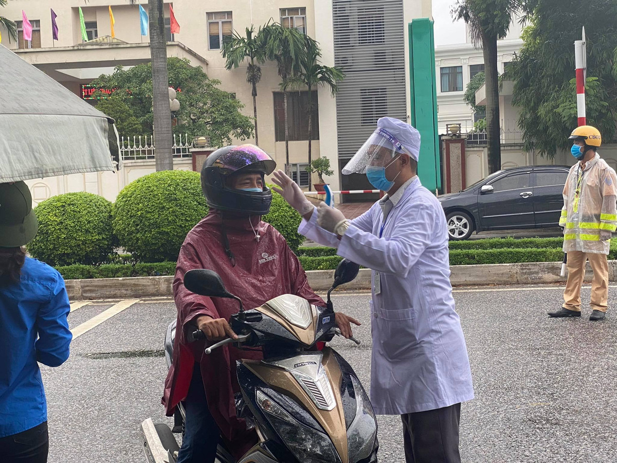 Tuy nhiên tình hình dịch bệnh diễn biến ngày càng phức tạp, nhất là khi ghi nhận trường hợp bệnh nhân T.V.Đ.T. (ca nhiễm số 950, sinh năm 2005, ở Trần Văn Giáp, phường Thanh Bình, TP Hải Dương) có liên quan đến "ổ dịch" tại quán Thế giới bò tươi ở TP Hải Dương có lịch trình di chuyển phức tạp, tiếp xúc nhiều người, việc UBND TP Hải Dương quyết định thiết lập vùng cách ly y tế toàn thành phố ở mức độ cao hơn với các biện pháp quyết liệt để dập dịch là cần thiết.