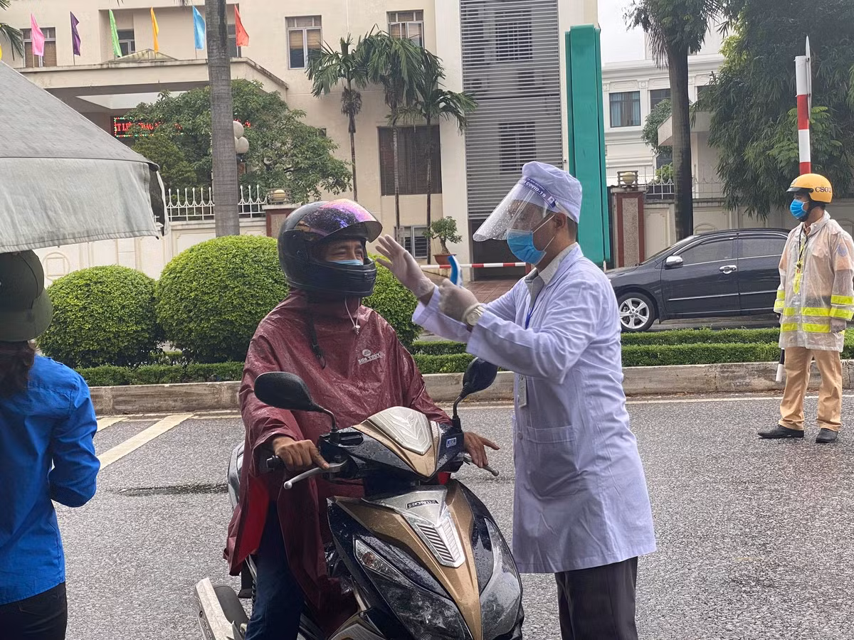 Tuy nhiên tình hình dịch bệnh diễn biến ngày càng phức tạp, nhất là khi ghi nhận trường hợp bệnh nhân T.V.Đ.T. (ca nhiễm số 950, sinh năm 2005, ở Trần Văn Giáp, phường Thanh Bình, TP Hải Dương) có liên quan đến "ổ dịch" tại quán Thế giới bò tươi ở TP Hải Dương có lịch trình di chuyển phức tạp, tiếp xúc nhiều người, việc UBND TP Hải Dương quyết định thiết lập vùng cách ly y tế toàn thành phố ở mức độ cao hơn với các biện pháp quyết liệt để dập dịch là cần thiết.