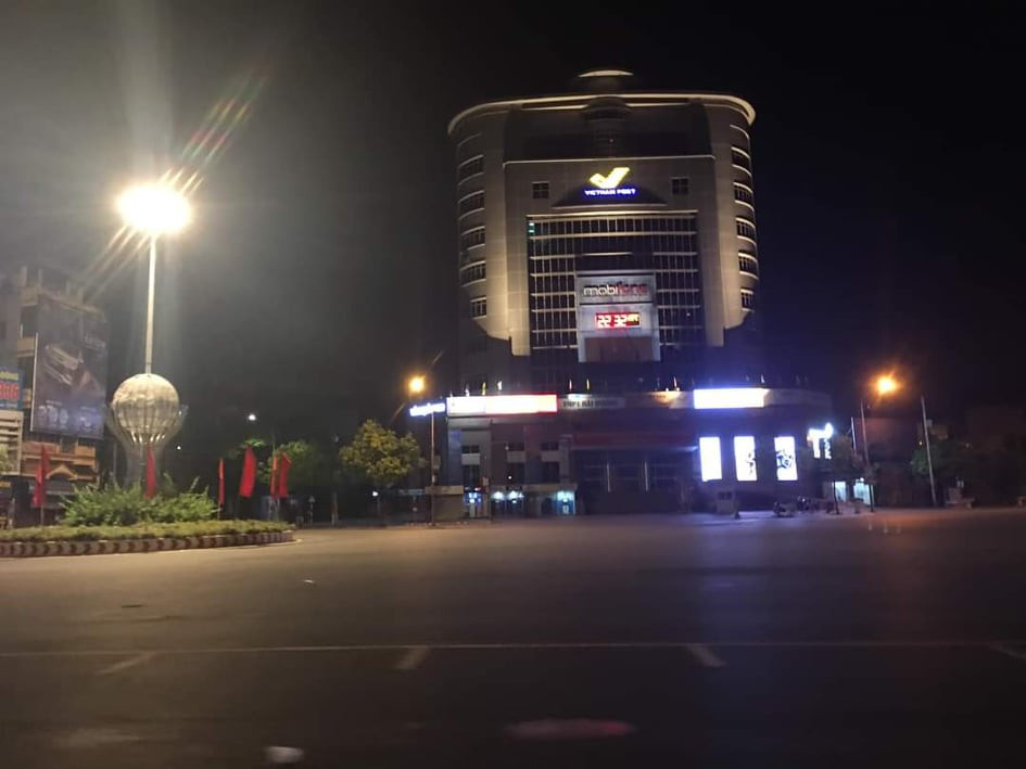 Tối 15/8, ghi nhận của PV Kiến Thức, tai nhiều tuyến phố trên địa bàn TP Hải Dương vắng lặng.
