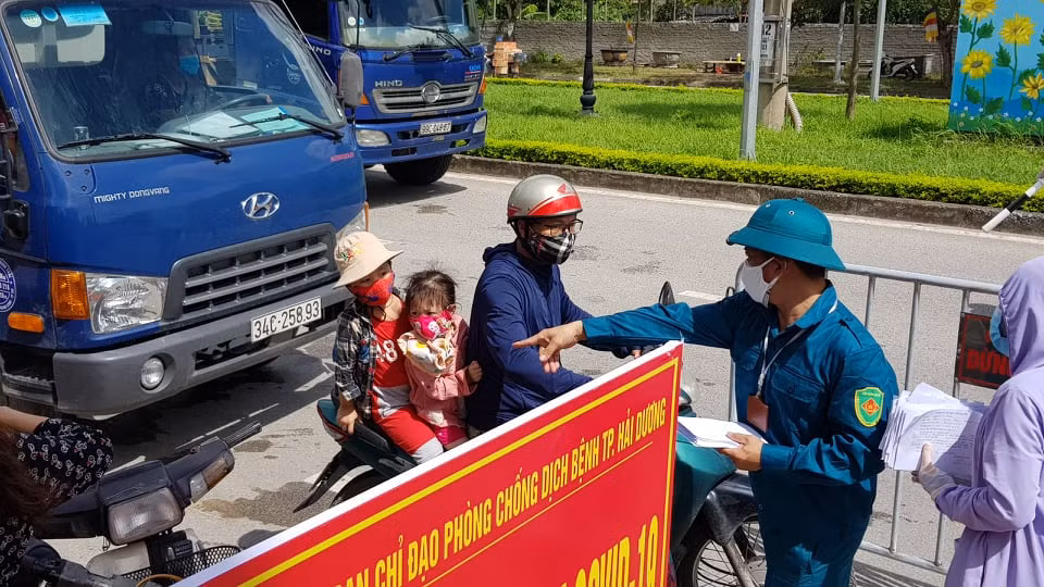 Lực lượng chức năng kiểm tra chốt rất chặt chẽ, trường hợp không có lý do chính đáng sẽ phải quay về.