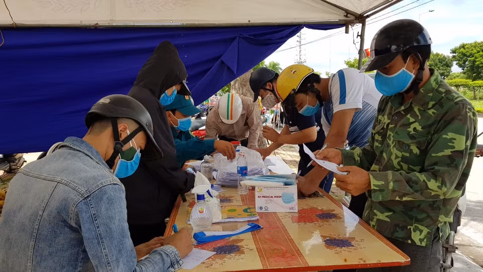 Do lưu lượng người có nhu cầu vào thành phố lớn nên việc khai báo y tế rất khó khăn do thiếu bàn để ghi phiếu.