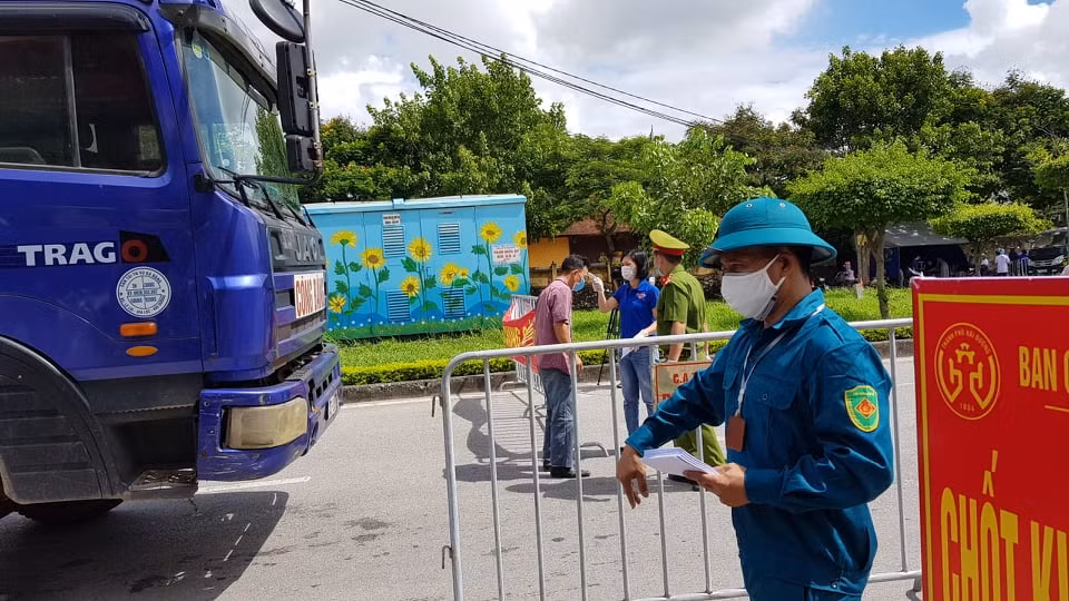 Xe tải chở hàng thiết yếu được vào thành phố.