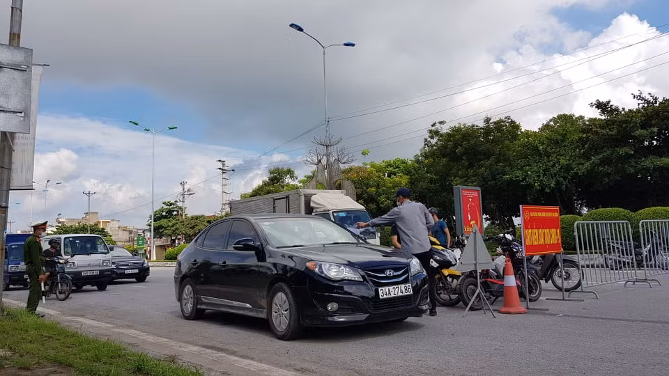 Tại chốt đường Nguyễn Lương Bằng, quy trình kiểm soát cũng rất chặt chẽ.