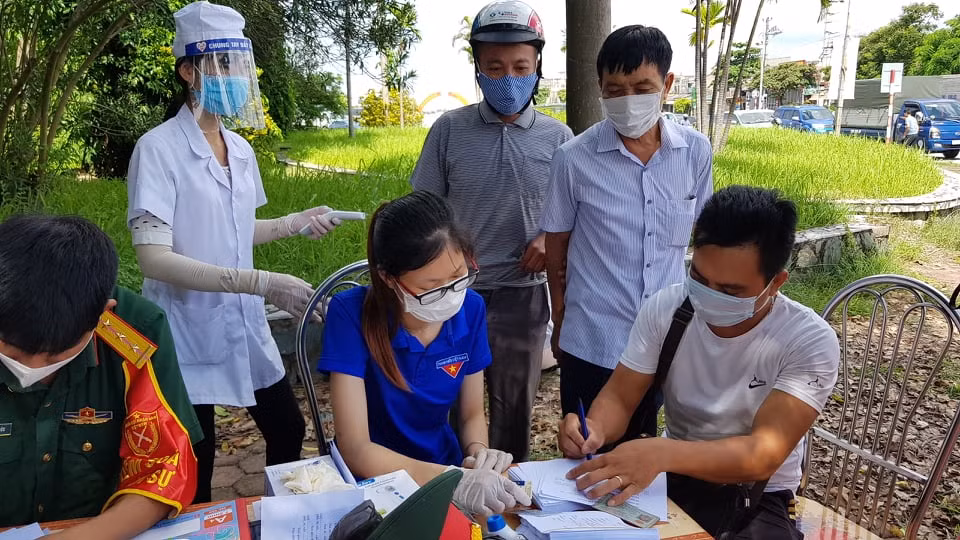 Người dân muốn qua chốt Nguyễn Lương Bằng phải khai báo y tế.