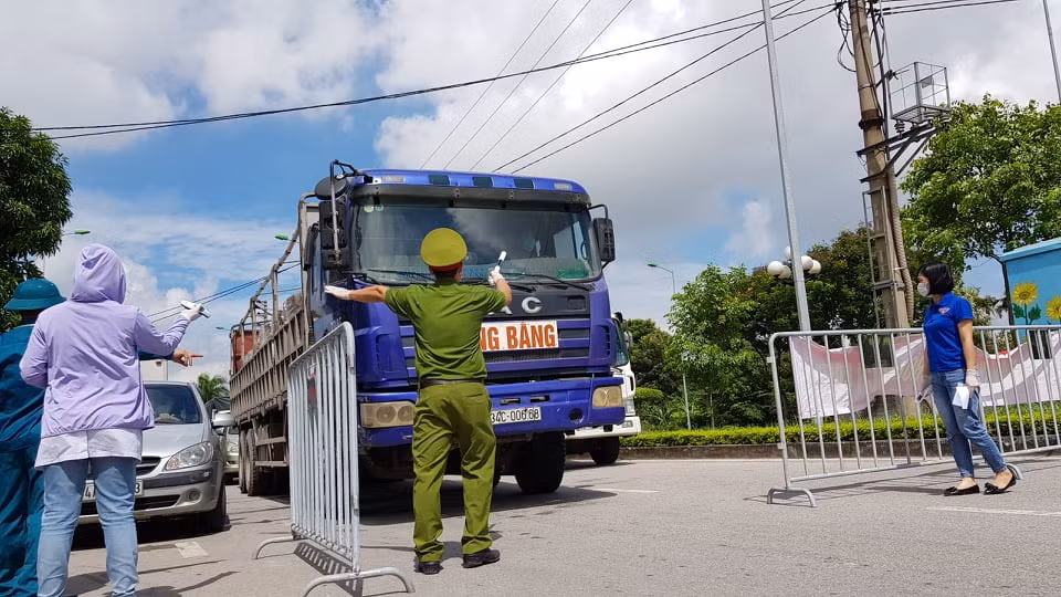 Các phương tiện đều phải dừng lại.