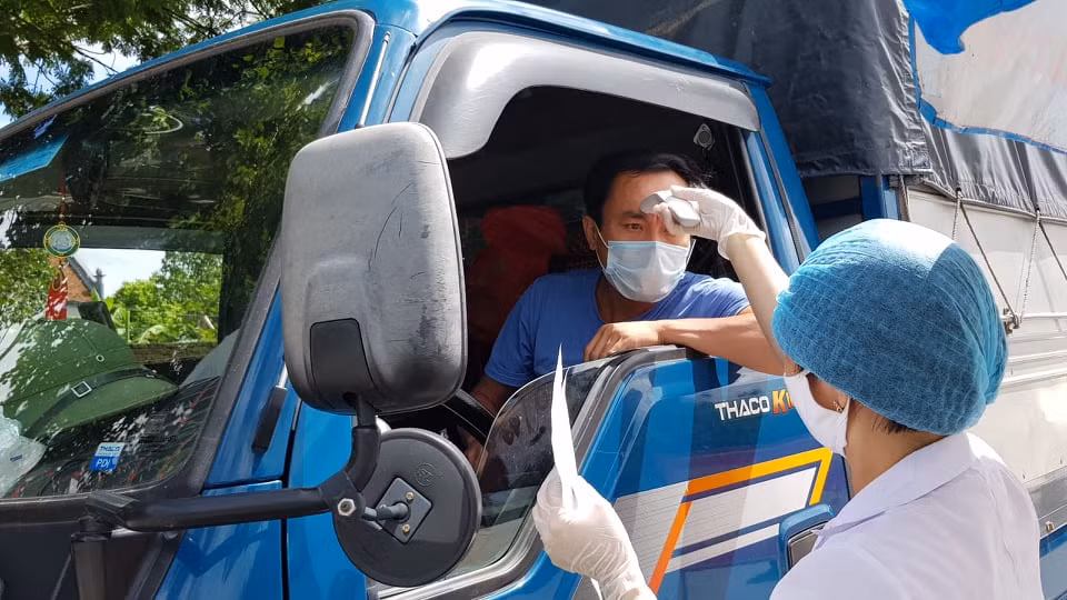 Để được di chuyển ra hoặc vào thành phố, người dân phải có lý do chính đáng như công nhân đến công ty làm việc... và phải được lực lượng chức năng cho phép. Khi được chấp thuận, người dân phải thực hiện khai báo y tế, lịch trình di chuyển, đo thân nhiệt và phun thuốc khử khuẩn theo quy định...