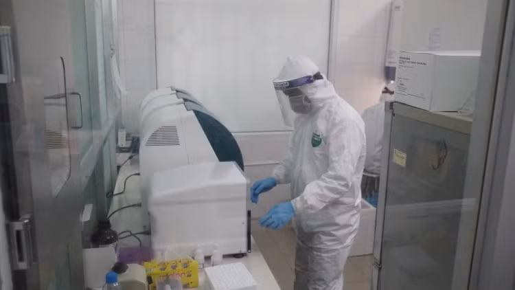 Cán bộ CDC Hải Dương làm việc không có thời gian nghỉ ngơi để kịp thời xét nghiệm sàng lọc COVID-19.